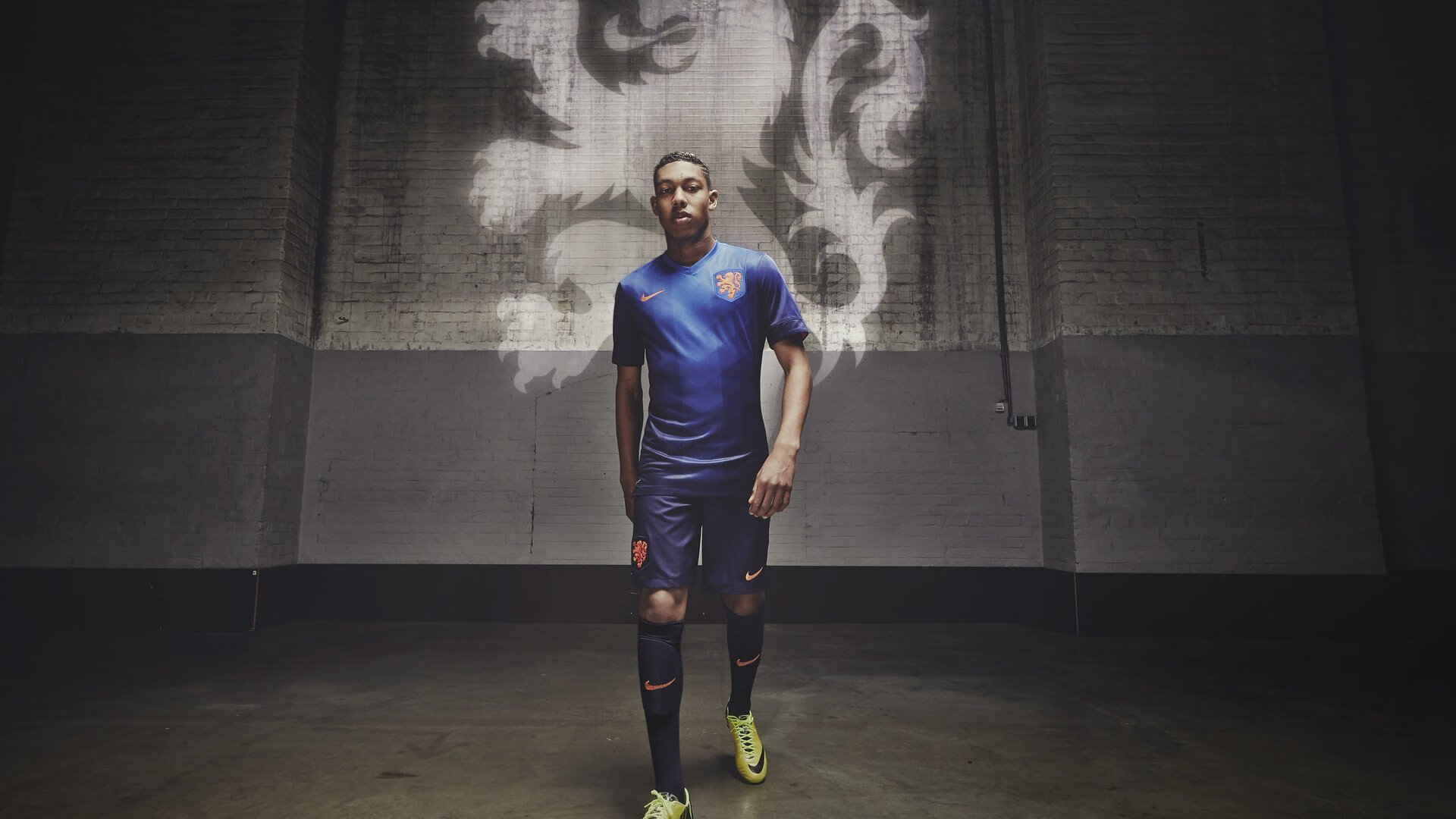 星空·体育app下载-一代神锋亲身指导！范佩西率费耶诺德领跑荷甲，上田绮世11场轰13球