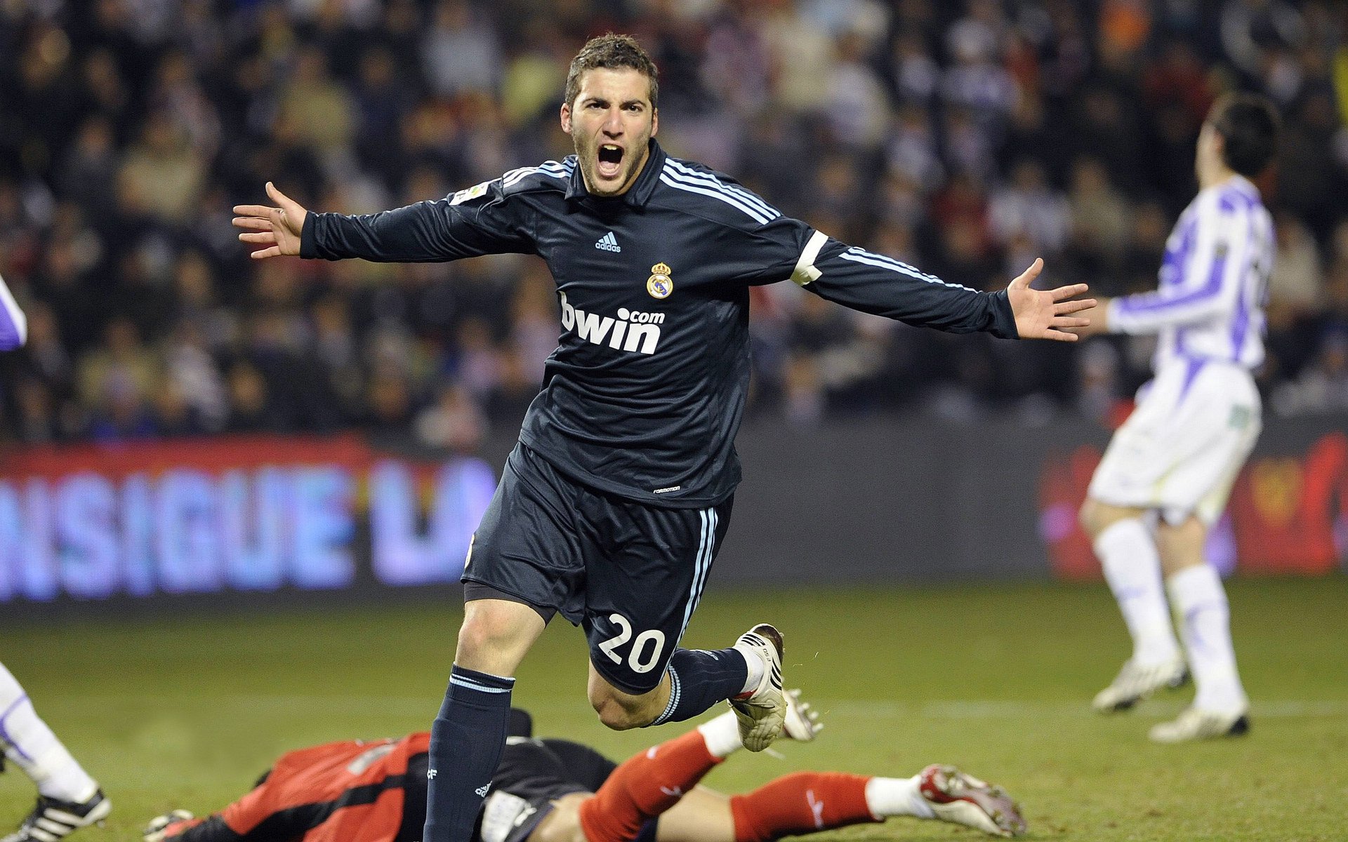 星空娱乐网站官网-球星在比赛中完成关键防守表现被教练点名表扬，一名球员被对方球员犯规